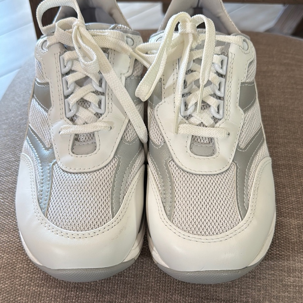 SAS tour mesh lace up sneakers nwot
